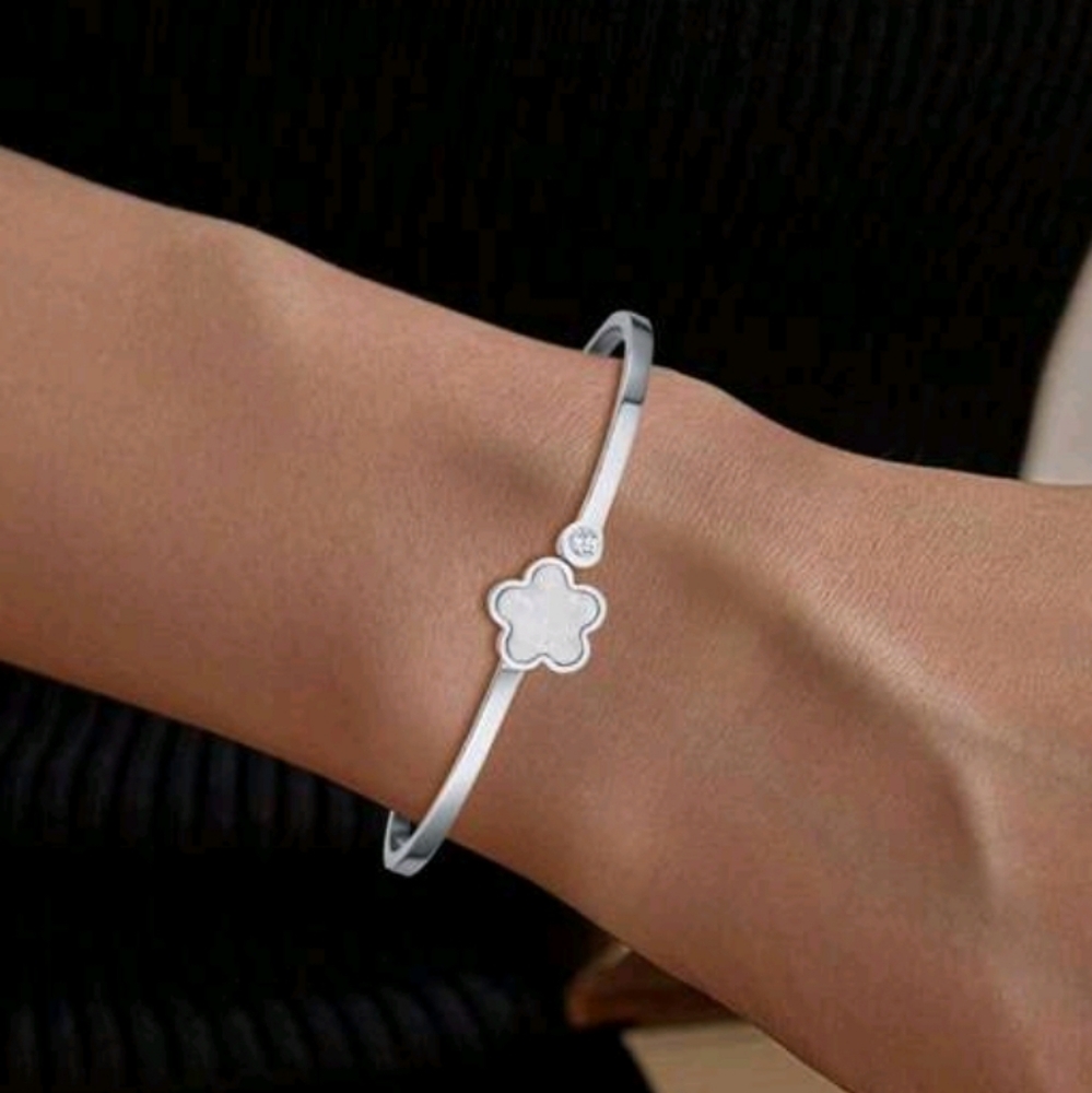 Elegant Silver Clover  Bracelet